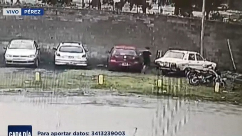 El momento en el que un ladrón se lleva el auto de Luciano, el trabajador del parque industrial.