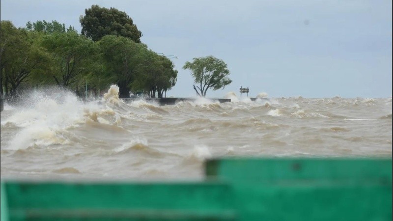 En el centro de la localidad de Tigre el agua llegó a niveles pocas veces vistos y algunos vecinos salieron en botes. 