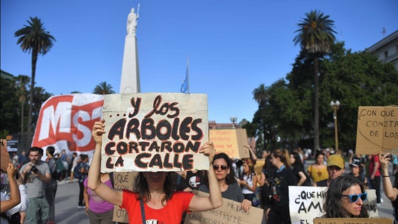 Movimientos populares y organizaciones sociales de Unidad Piquetera (UP) protagonizaron la primera gran movilización a Plaza de Mayo .