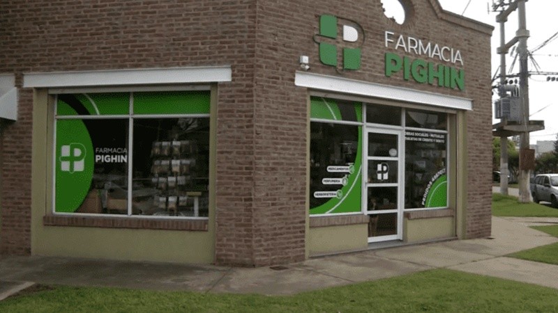 El frente de la farmacia atacada, ubicada en San Martín al 2300 de Alvear.