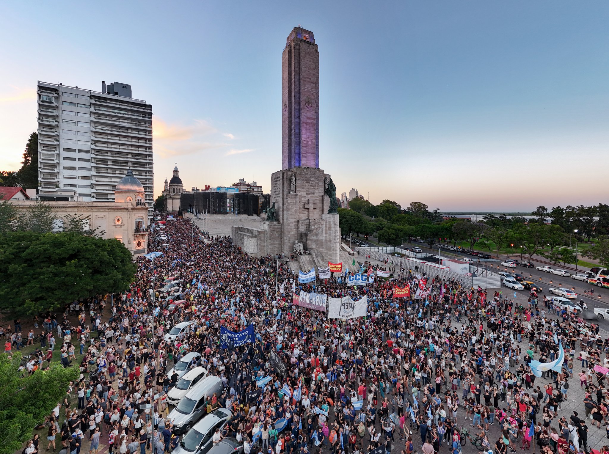 La masiva convocatoria se trasladó al Monumento.