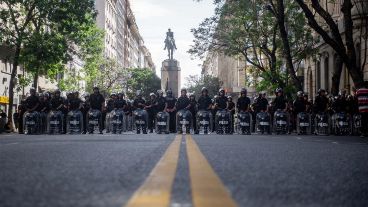 La marcha de las diferentes agrupaciones que recordaban el 19 y 20 de diciembre de 2001 dio lugar a un inusual despliegue de las fuerzas de seguridad.