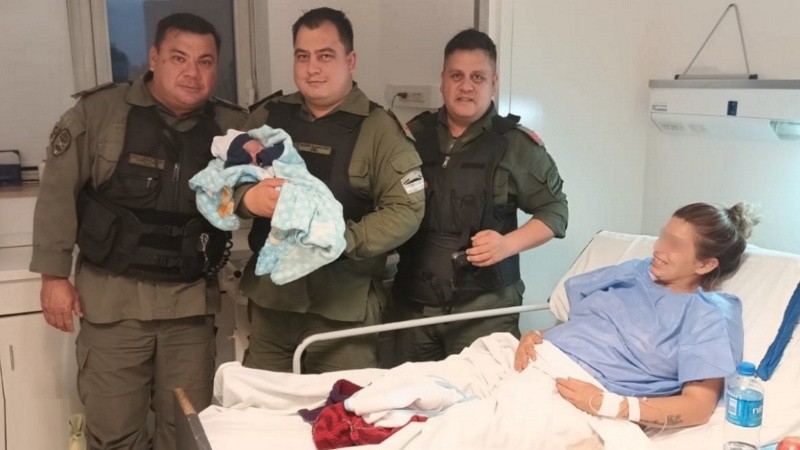 Los tres gendarmes junto a la flamante mamá y su hijo.