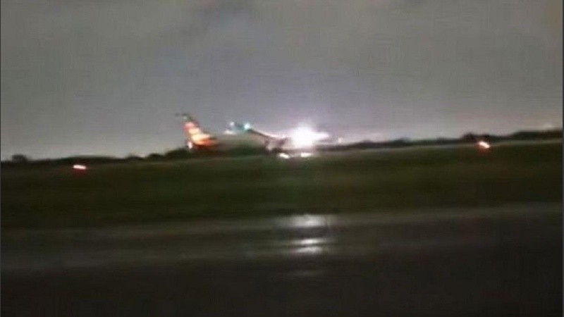 Una captura del momento en que el avión volvió a aterrizar en Ezeiza.