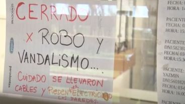 Uno de los carteles que fueron colocados en los centros de salud luego de los actos de vandalismo.