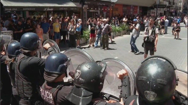 Tensión en el Centro: la Policía desalojó a manifestantes que intentan cortar la avenida Corrientes.