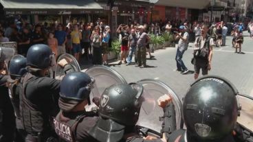 Tensión en el Centro: la Policía desalojó a manifestantes que intentan cortar la avenida Corrientes.