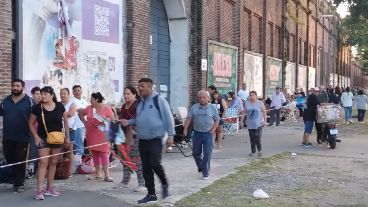 La imagen de la eterna fila de la ex Rural se replica este jueves en Metropolitano.