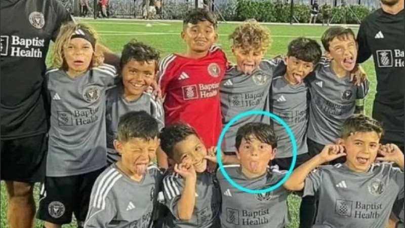 Mateo junto a sus compañeros de la academia de Inter Miami.