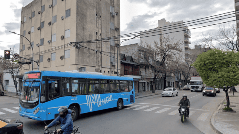 Violencia En Rosario Discutió Con El Chofer Del Colectivo Bajó Y Rompió El Parabrisas Con Una 7977