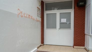 Empezaron con aerosol, mismo color que en la escuela, y desupés rajaron la pared.