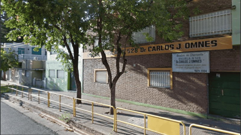 El frente de la escuela vandalizada, que rápidamente se tapó con pintura.