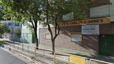 El frente de la escuela vandalizada, que rápidamente se tapó con pintura.