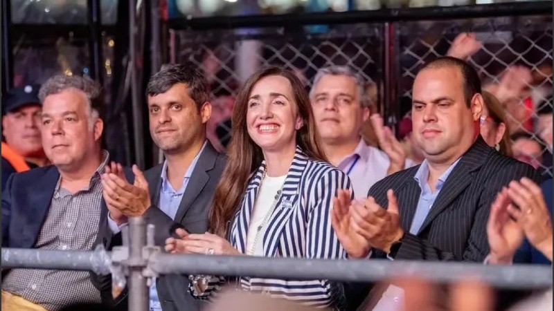 La vicepresidenta se sentó en la platea y observó la octava noche del festival.