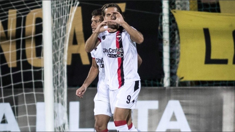 El uruguayo May abrió la cuenta rojinegra ante Peñarol.