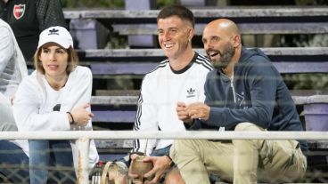 "Colo" Ramírez, este domingo a la noche en Montevideo mirando el amistoso de Newell's ante Peñarol, junto al manager Ariel Michaloutsos.