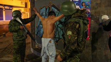 Militares realizan un control de armas en las calles de Quito.