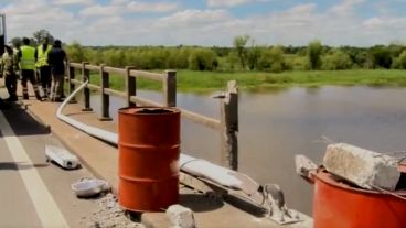 La intensa búsqueda del camionero y el intento de sacar el camión del agua.