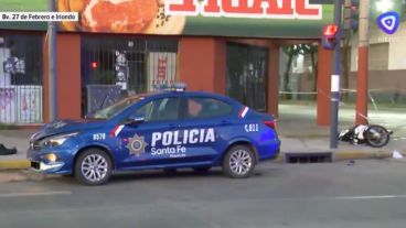 El móvil policial y la moto chocada.