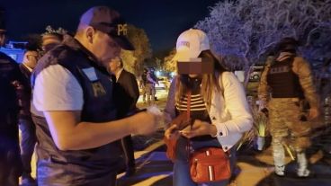 Agentes federales junto a las tropas especiales de la Policía de Córdoba durante el operativo.