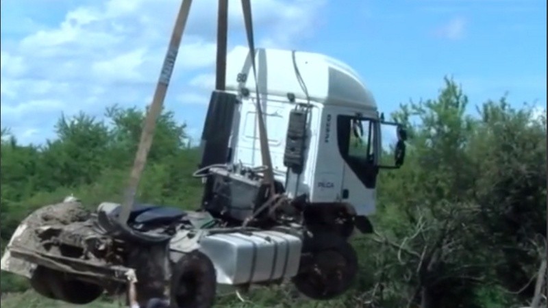 El momento en que el camión hundido es sacado a la superficie.