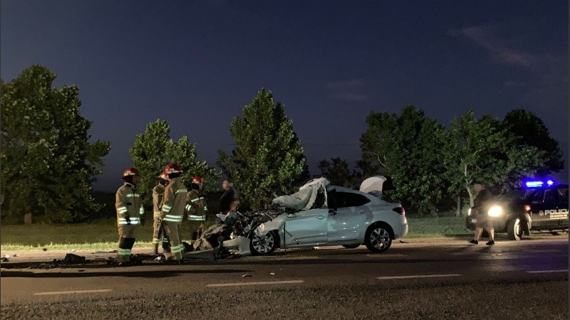 El auto, tras impactar contra un camión.