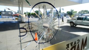 Uno de los impactos de bala en la estación de servicio de Avellaneda y 27 de Febrero.