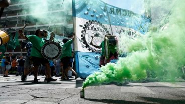 Organizaciones sociales partieron desde Corrientes y Pellegrini al Monumento.