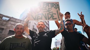 Una multitud se concentraba en la plaza de los Dos Congresos.