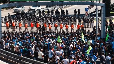 Miles de personas marchaban rumbo al Congreso de la Nación.