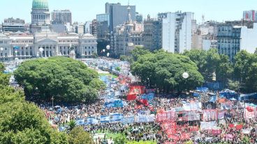 Miles de personas marchaban rumbo al Congreso de la Nación.