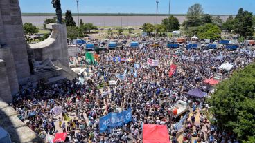 Postales de un acto masivo y en paz en Rosario por el paro general.