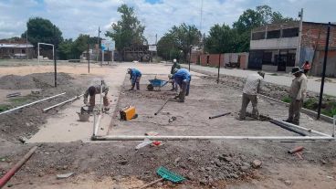 Los trabajos en la cancha de fútbol y club social del barrio Los Pumitas. La obra más ambiciosa espera recursos.