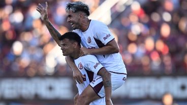 Bou anotó los dos goles y fue la figura.