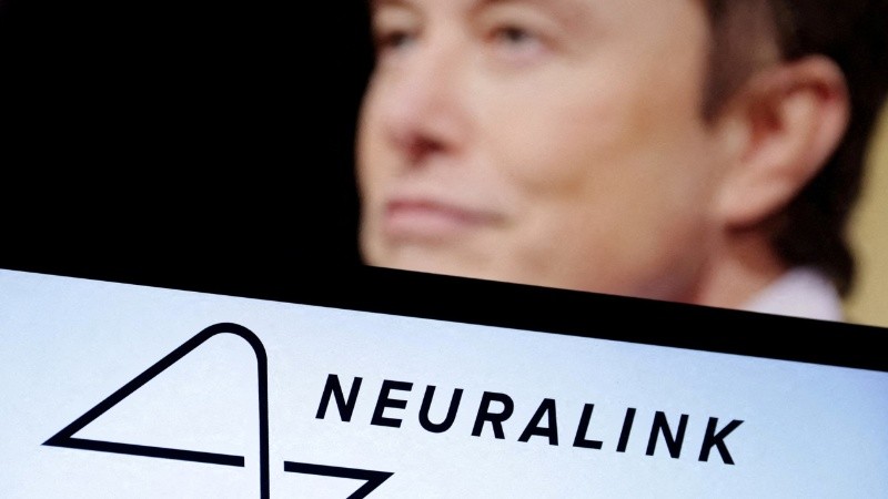 Neuralink recibió la aprobación de la Administración de Alimentos y Medicamentos de Estados Unidos para comenzar los ensayos en humanos y está reclutando participantes.