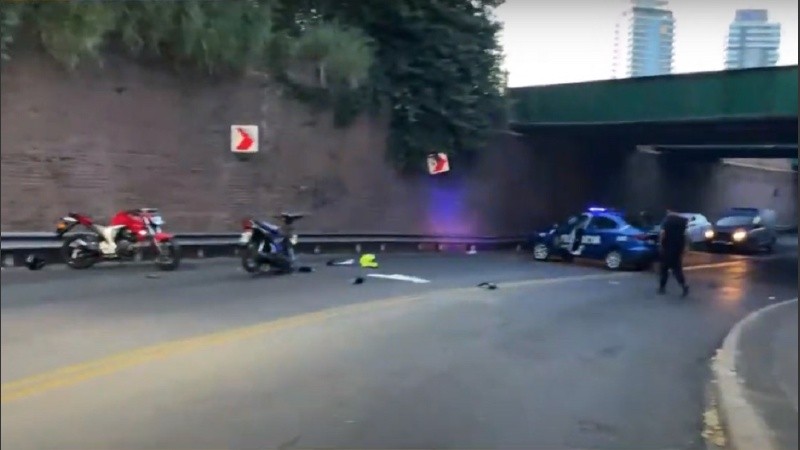 Las motos chocaron de frente en un sector del túnel y ambos conductores resultaron heridos.