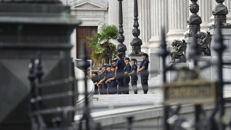 Las inmediaciones del Congreso amaneció con un celoso operativo de seguridad.