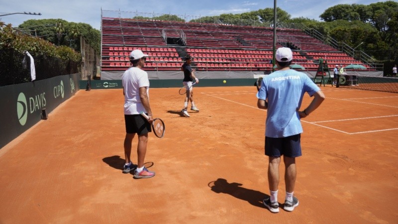 Argentina entrenó por primera vez en el polvo de ladrillo del Jockey Club.