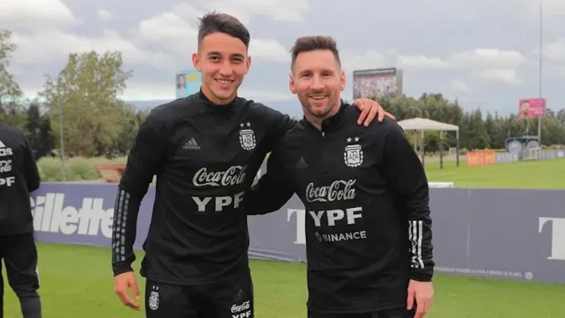 Tiago Geralnik ya posó con Leo Messi en uno de los entrenamientos de la selección.