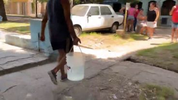 Baldes, bidones, botellas y todo lo que sirva para llevar agua a casa.