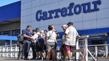 El momento en que los vecinos que se movilizaron le acercan el petitorio de alimentos a un referente del supermercado.