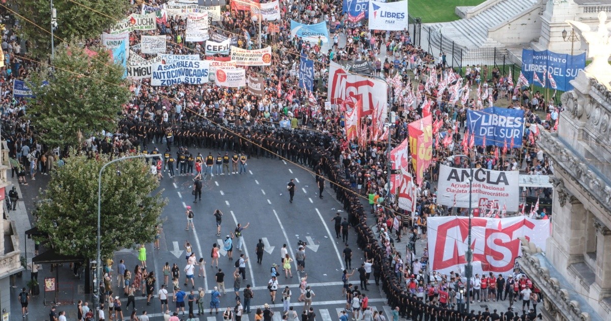 Tensión E Incidentes En El Congreso La Oposición Denunció Represión Y Se Retiró Del Recinto 9260