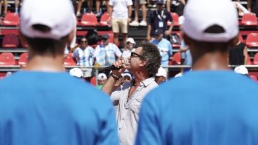 Ike Parodi cantó el himno nacional en la previa a pura emoción.