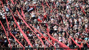 El hincha recibió una puñalada tras involucrarse en una pelea interna de la barra.