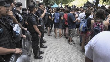 Hubo más de 20 cuadras de cola frente al Ministerio de Capital Humano en Buenos Aires.