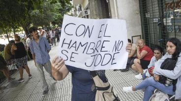 Hubo más de 20 cuadras de cola frente al Ministerio de Capital Humano en Buenos Aires.