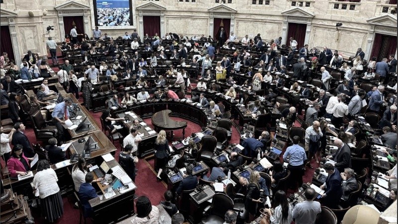 La Cámara de Diputados volviÓ a enviar a comisión el dictamen de mayoría de la ley Ómnibus y se levantó la sesión,