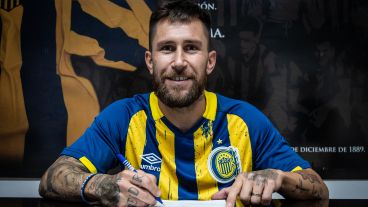 Jonatan firmando su regreso a Central