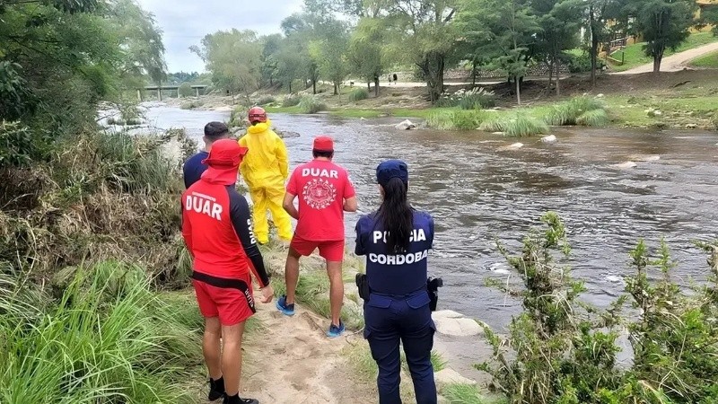 El joven fallecido tenía 37 años, era policía en Santa Rosa, La Pampa. En tanto, su pareja tenía 35 años y era de nacionalidad uruguaya..