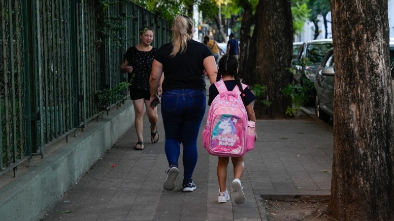 Los padres que envían a sus hijos a colegios privados están preocupados por los costos que tendrán que asumir